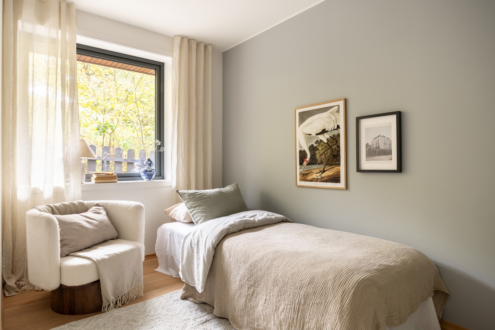 De innvendige bildene er tatt fra nabohuset, men planløsning og kvaliteter er tilnærmet like (se plantegning for nærmere beskrivelse) Galleribilde