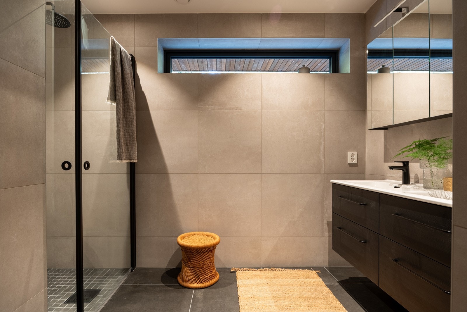 De innvendige bildene er tatt fra nabohuset, men planløsning og kvaliteter er tilnærmet like (se plantegning for nærmere beskrivelse) Galleribilde