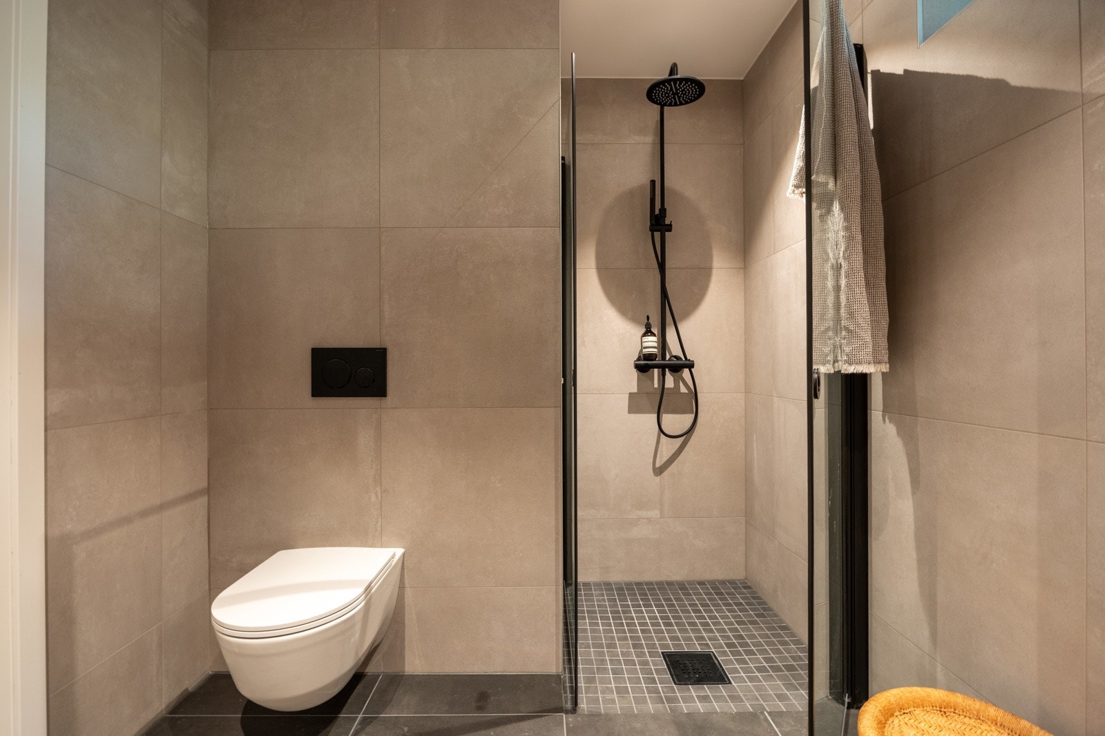 De innvendige bildene er tatt fra nabohuset, men planløsning og kvaliteter er tilnærmet like (se plantegning for nærmere beskrivelse) Galleribilde