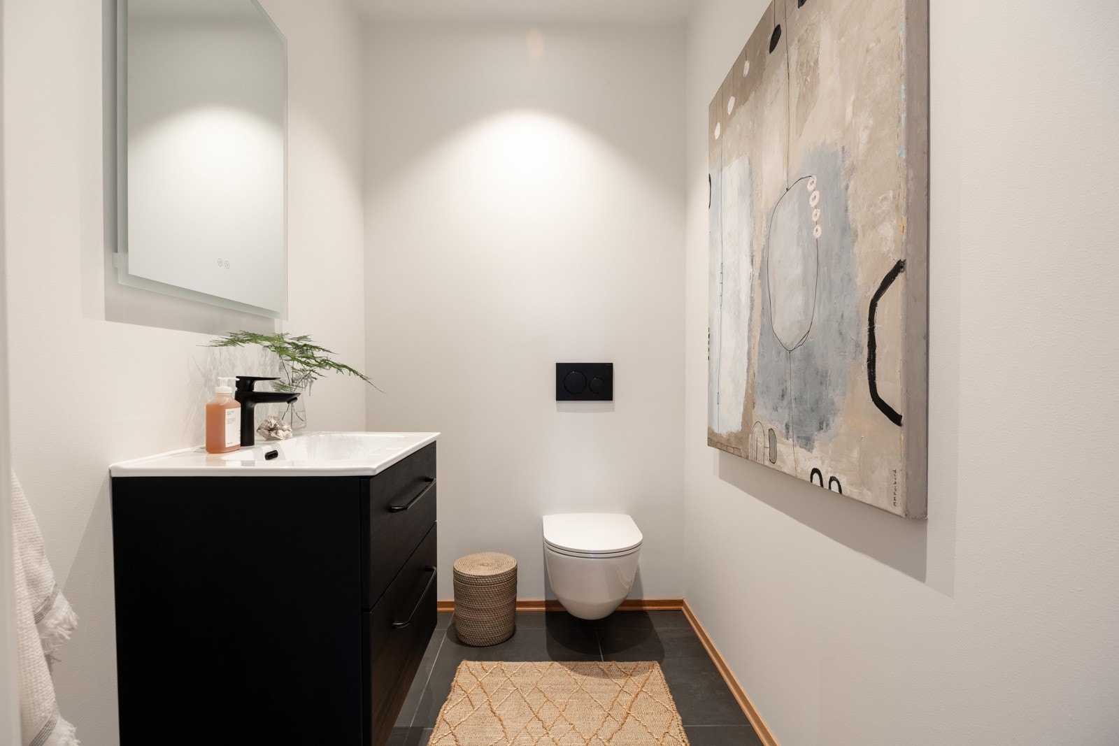 De innvendige bildene er tatt fra nabohuset, men planløsning og kvaliteter er tilnærmet like (se plantegning for nærmere beskrivelse) Galleribilde