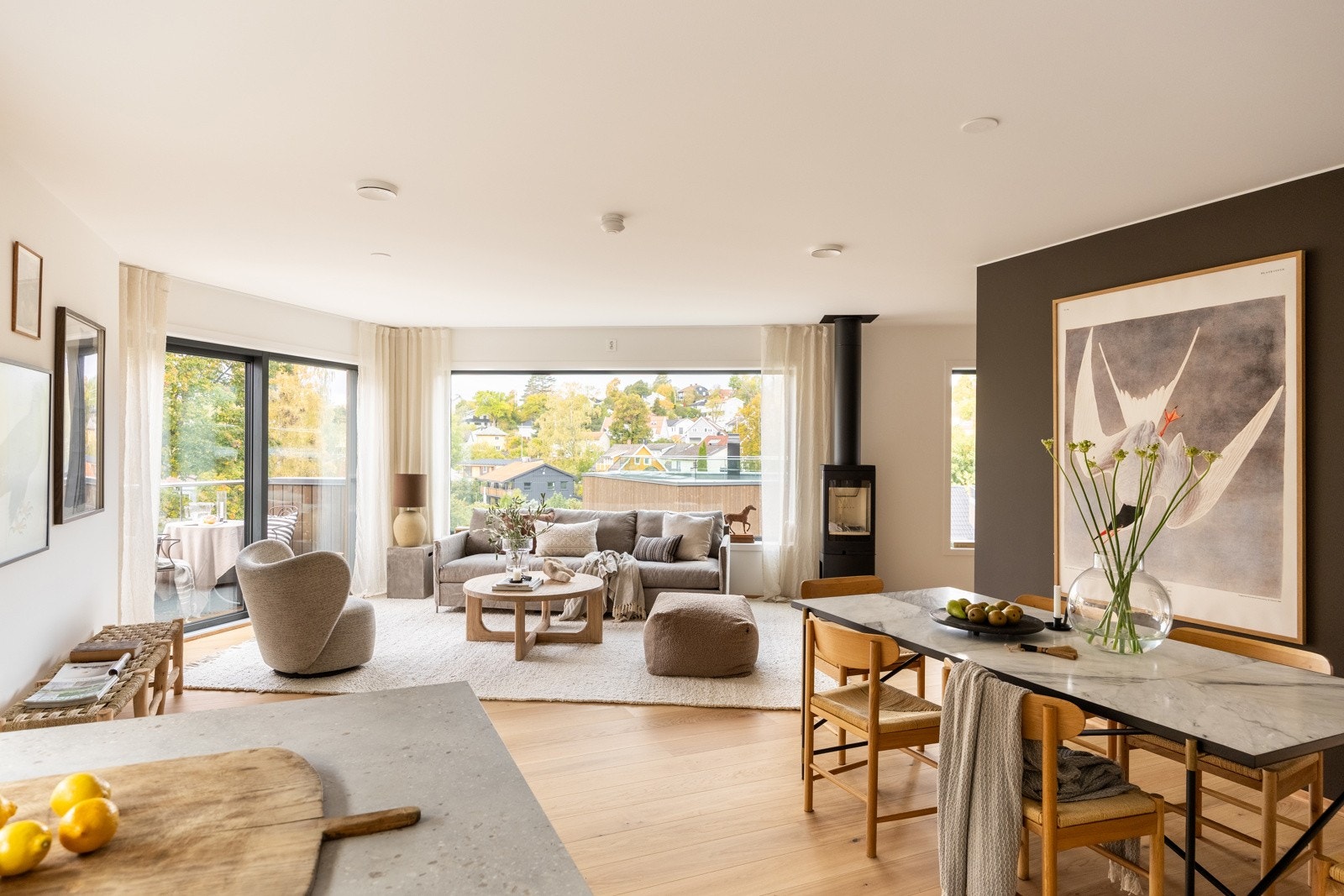 De innvendige bildene er tatt fra nabohuset, men planløsning og kvaliteter er tilnærmet like (se plantegning for nærmere beskrivelse) Galleribilde