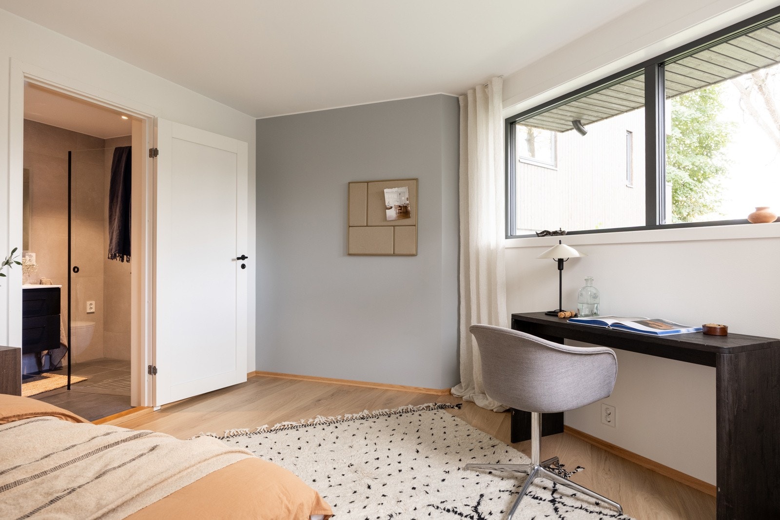 De innvendige bildene er tatt fra nabohuset, men planløsning og kvaliteter er tilnærmet like (se plantegning for nærmere beskrivelse) Galleribilde