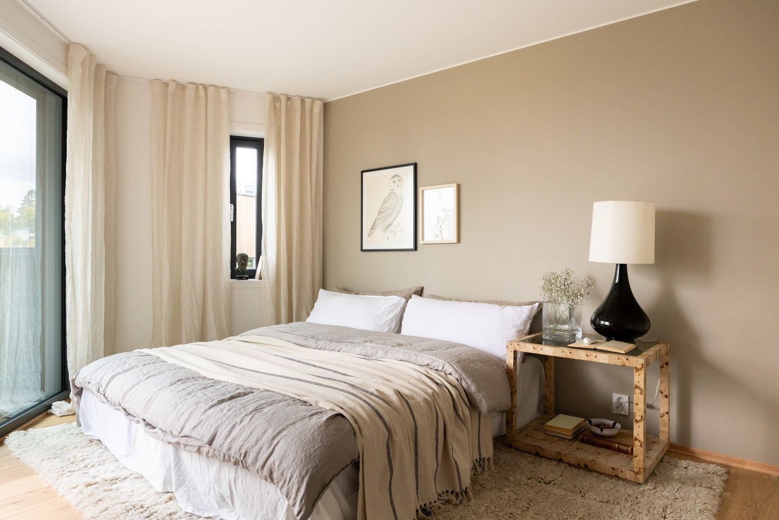 De innvendige bildene er tatt fra nabohuset, men planløsning og kvaliteter er tilnærmet like (se plantegning for nærmere beskrivelse) Galleribilde