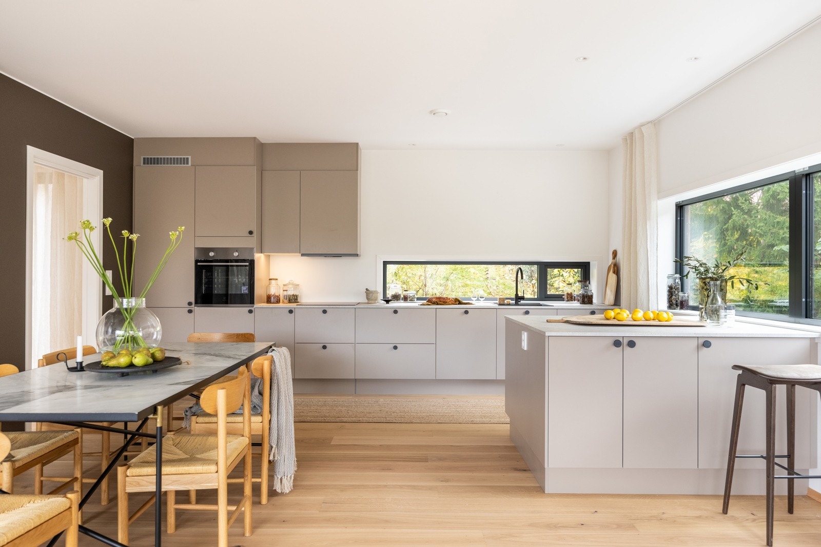 De innvendige bildene er tatt fra nabohuset, men planløsning og kvaliteter er tilnærmet like (se plantegning for nærmere beskrivelse) Galleribilde