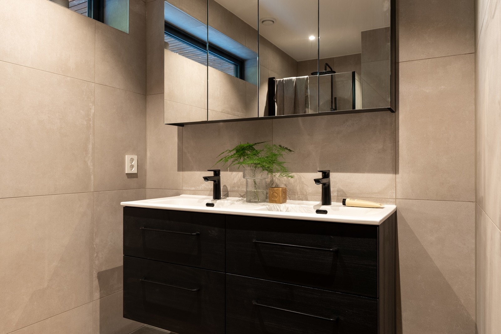 De innvendige bildene er tatt fra nabohuset, men planløsning og kvaliteter er tilnærmet like (se plantegning for nærmere beskrivelse) Galleribilde