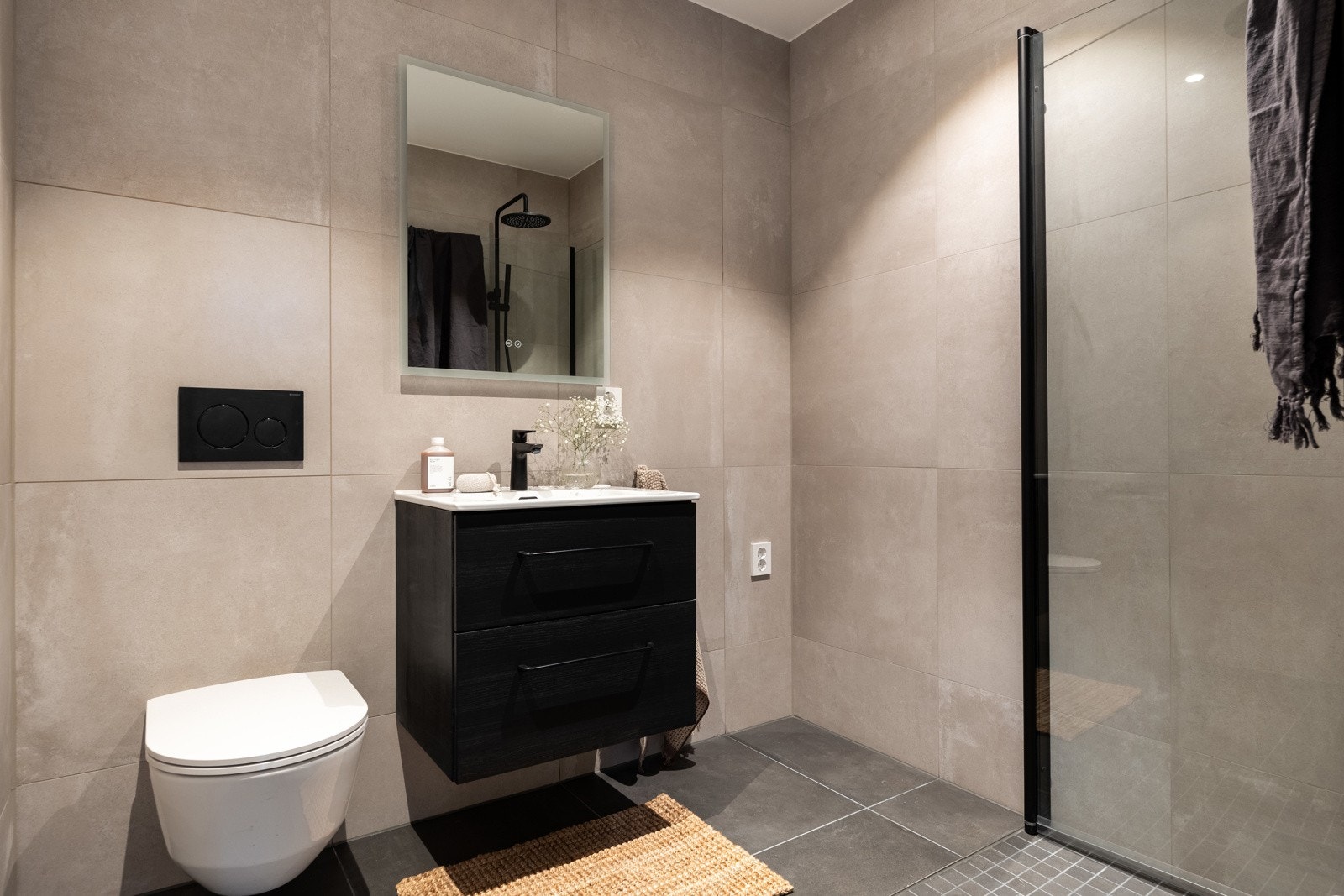 De innvendige bildene er tatt fra nabohuset, men planløsning og kvaliteter er tilnærmet like (se plantegning for nærmere beskrivelse) Galleribilde