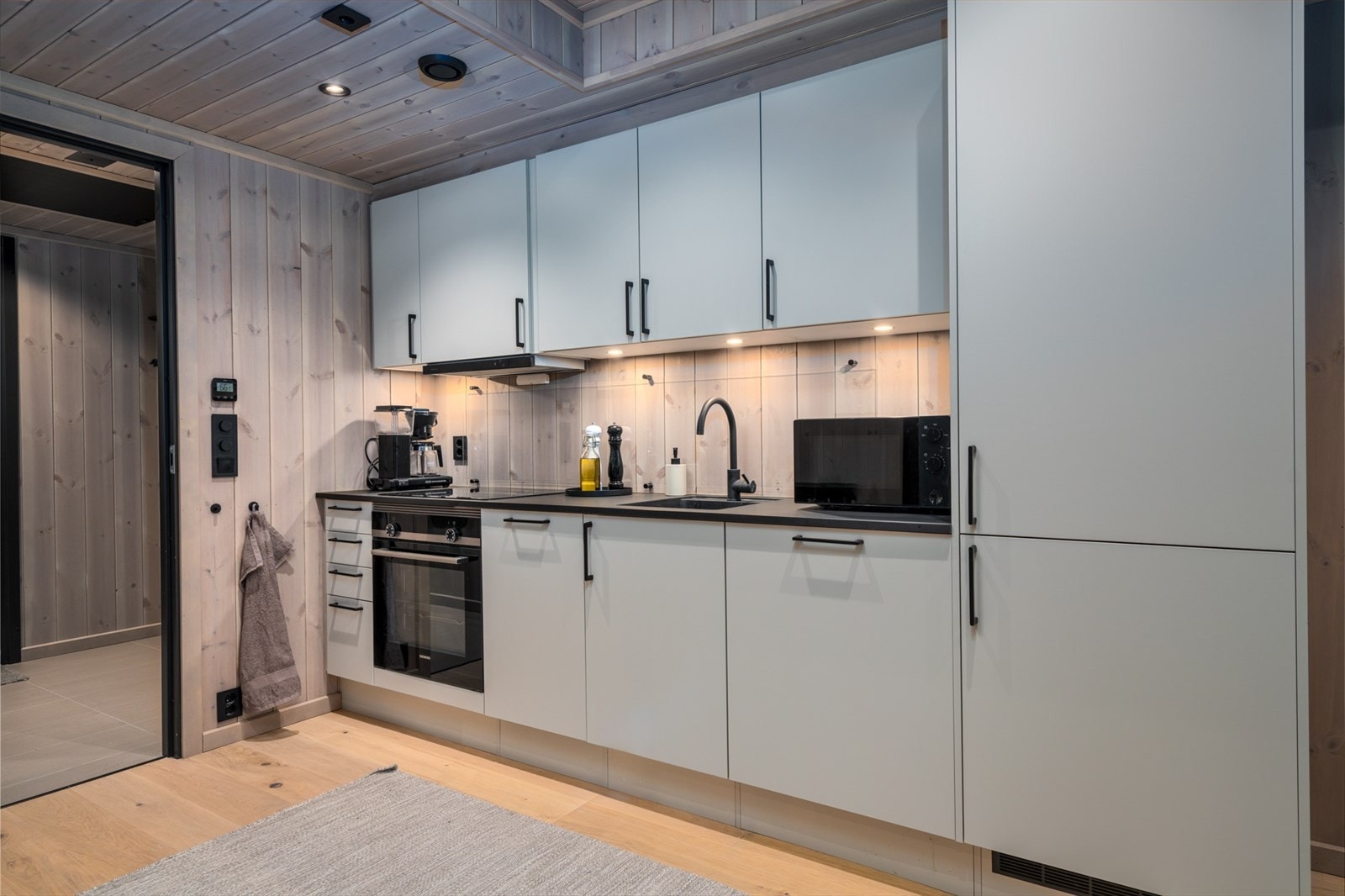 Kjøkken med integrerte hvitevarer og godt med skapplass Galleribilde