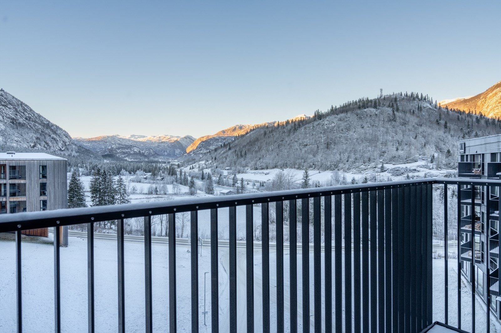 Den vestvendte terrassen har flott utsikt og fine solforhold Galleribilde