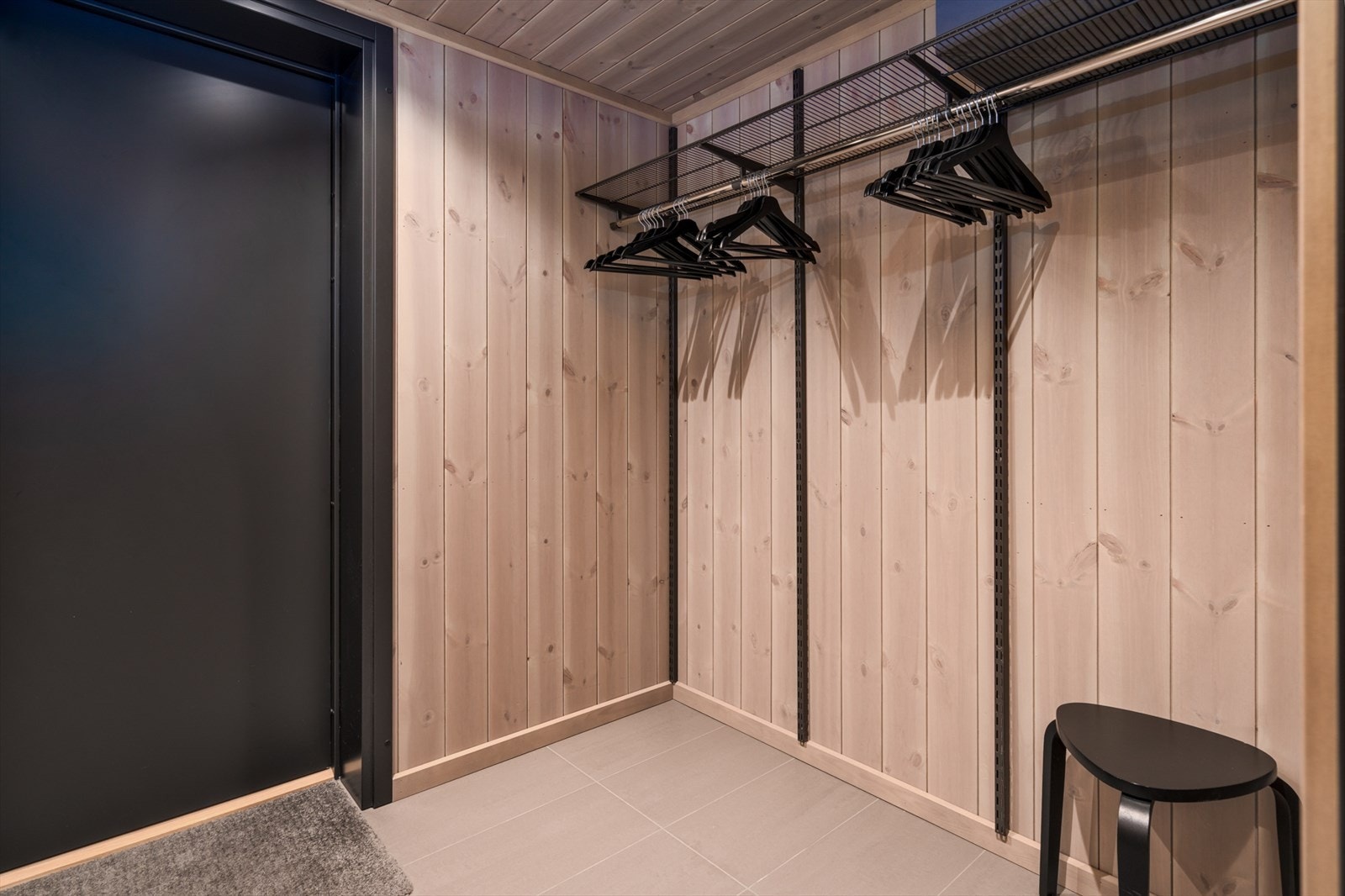 Entre med god plass for yttertøy og sko Galleribilde