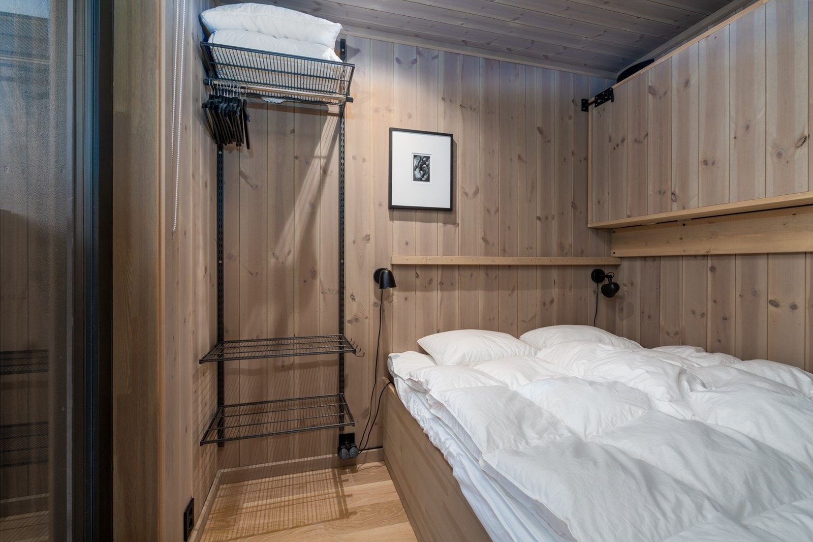 Soverom med dobbeltseng og nedfellbar overkøye. Galleribilde