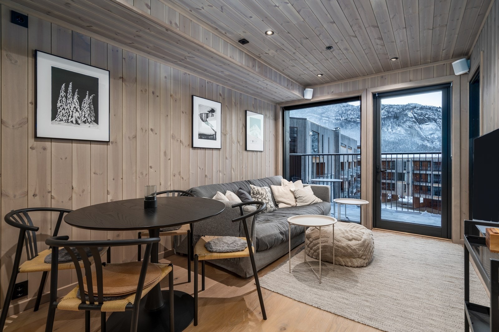 Stuen har flott utsikt mot fjellene Galleribilde