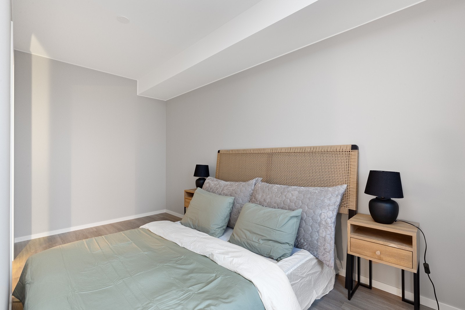 God plass til garderobeskap, samt dobbeltseng Galleribilde