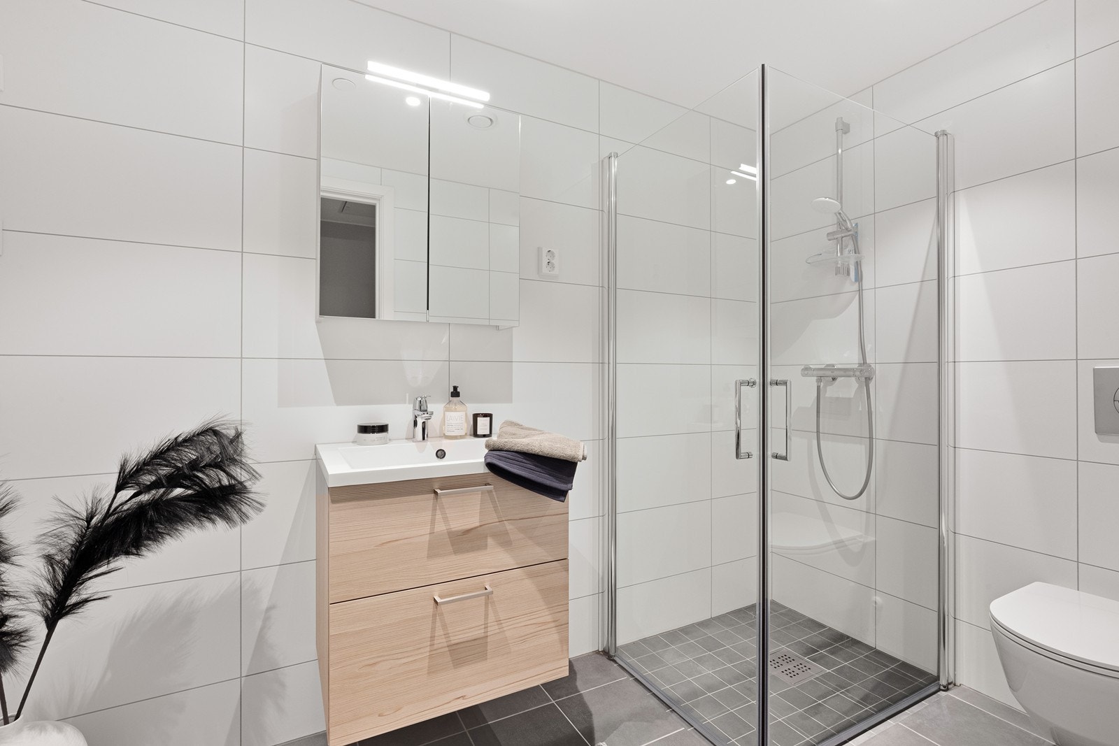 Badet har en praktisk løsning og innfellbare dusjdører Galleribilde