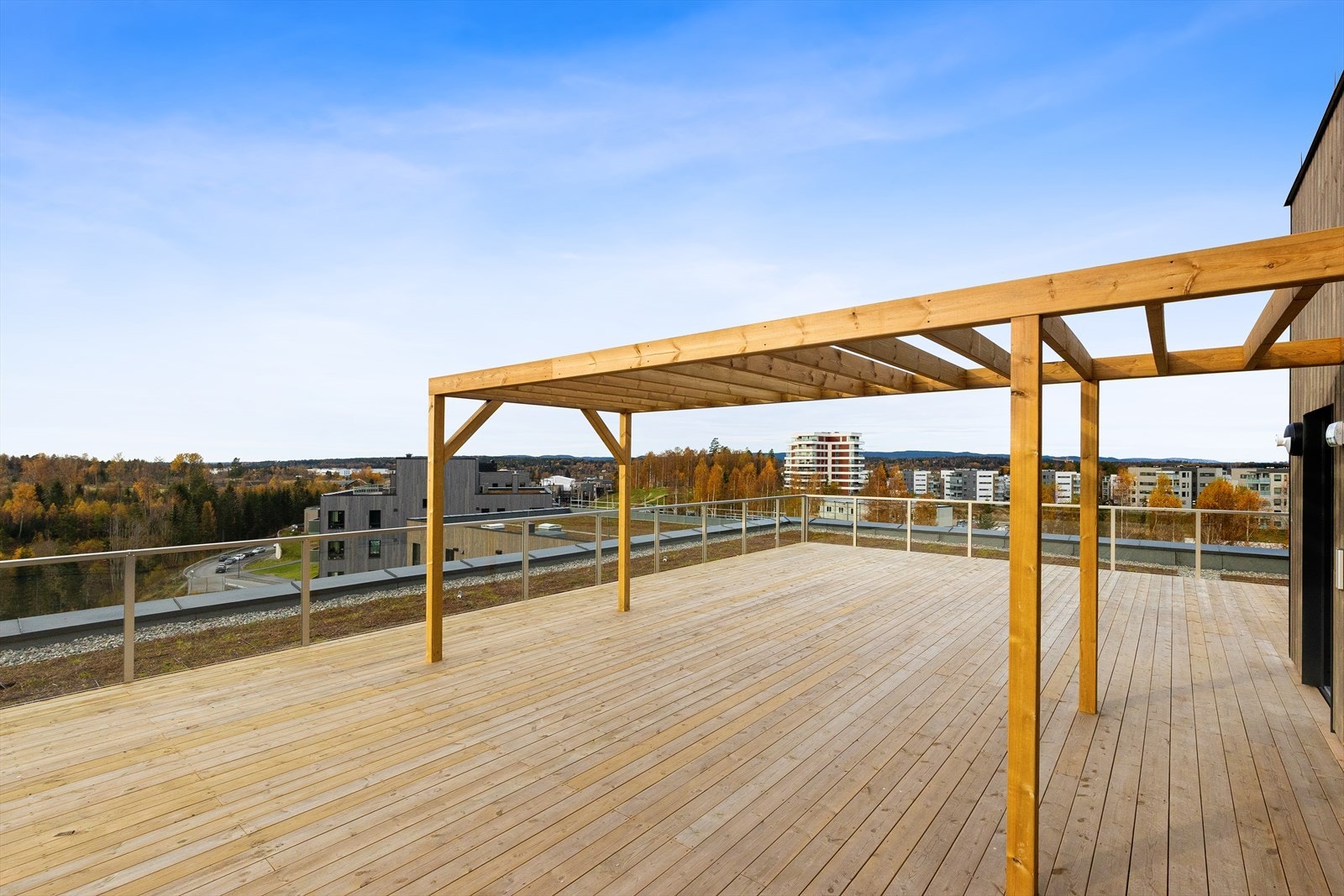 Boligens takterrasse er et naturlig samlingspunkt for sosaile sammenkomster Galleribilde