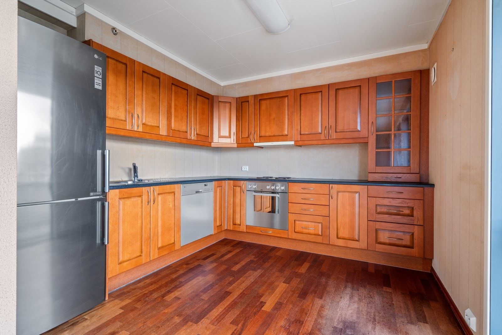 Kjøkken fra 2004 - Godt med skap og benkeplass Galleribilde