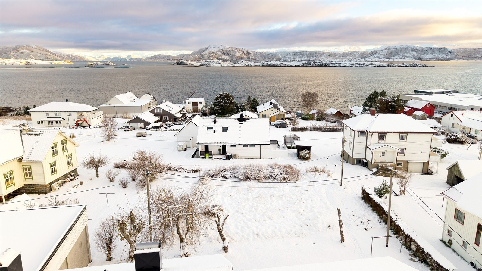 Velkommen til en byggeklar boligtomt med godkjent byggesøknad - perfekt utgangspunkt for drømmehuset. Galleribilde