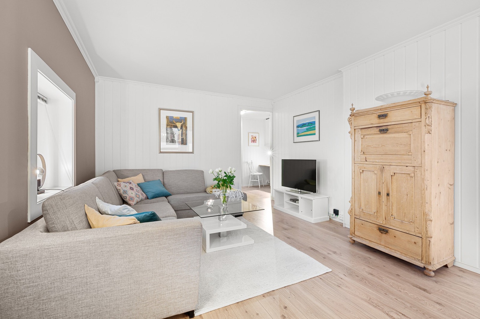 Det er heis i bygget. Parkering på utvendig biloppstillingsplass, muligheter for å søke om parkering i kjeller. Galleribilde