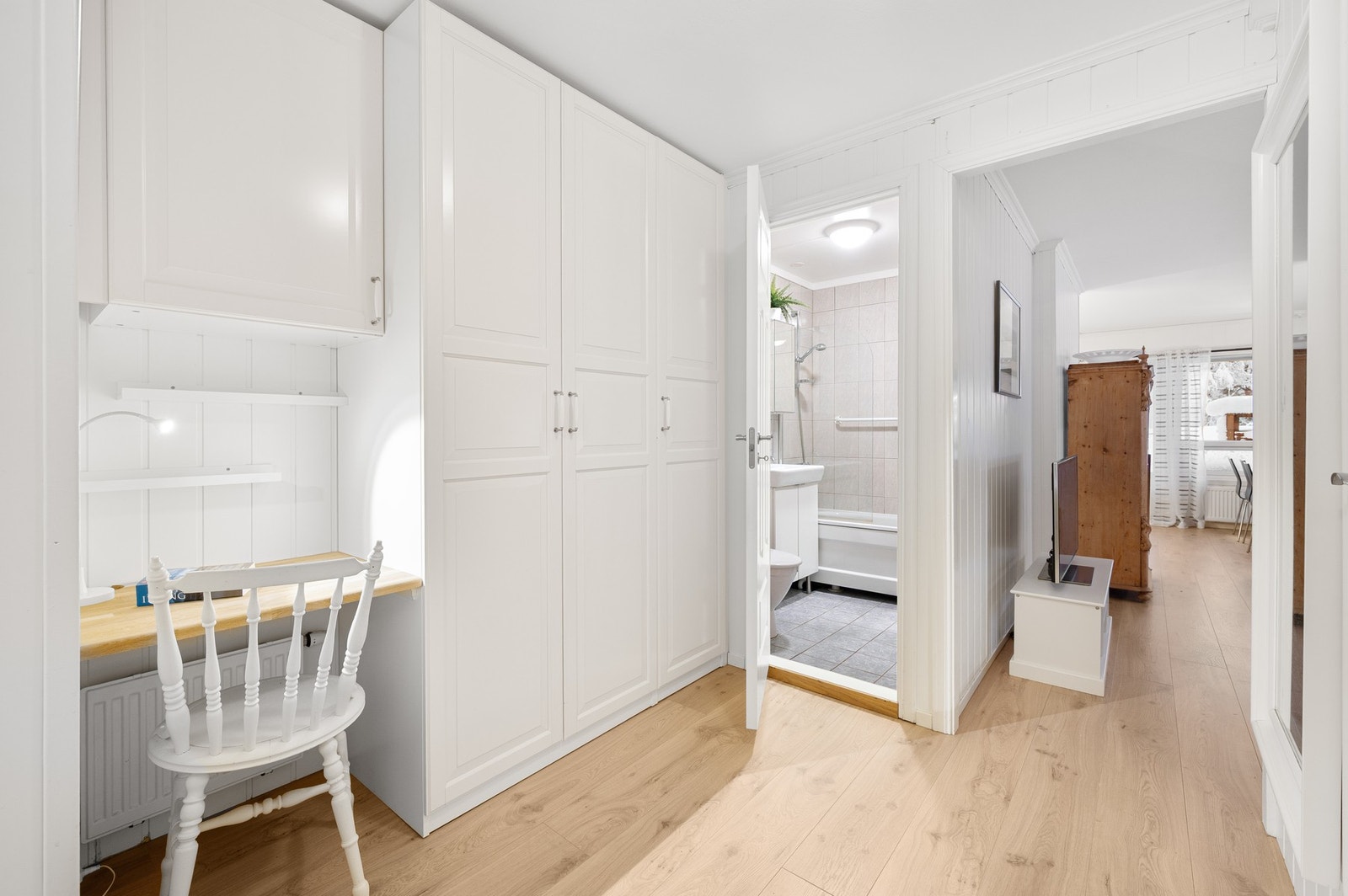 Godt med lagringsplass i gang. Det er en bod i gang og i kjelleretasje for oppbevaring. Galleribilde