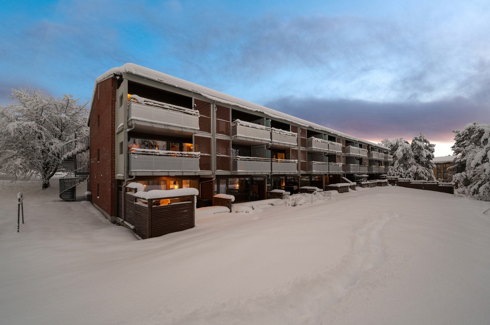 Leiligheten ligger ca. 2 km fra Heimdal sentrum med alt en måtte trenge til det daglige. Gangavstand til dagligvarebutikk, skole, barnehage og bussholdeplass fra leiligheten. Galleribilde