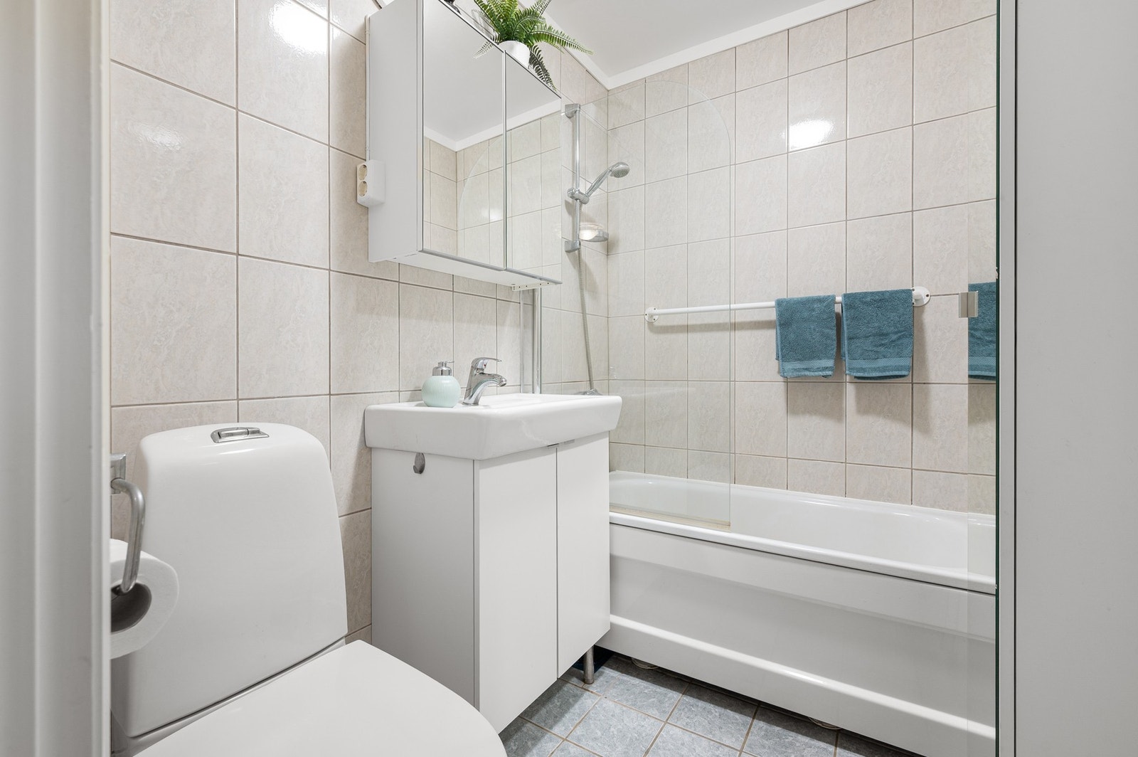 Flislagt baderom som er oppgradert i 2019 med ny innredning og ny WC i 2024 av innleide håndverkere. Galleribilde