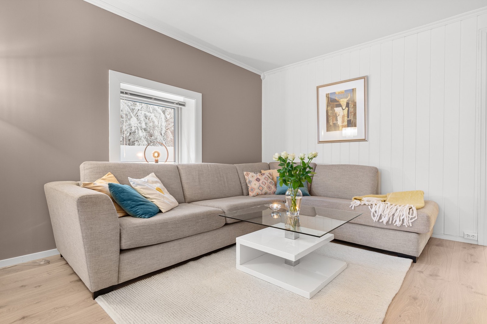 God plass til stor sofagruppe i stuen. Leiligheten ligger på enden, slik at man får et ekstra vindu på stuen. Her kan man etablere et ekstra soverom hvis man har behov for det. Galleribilde