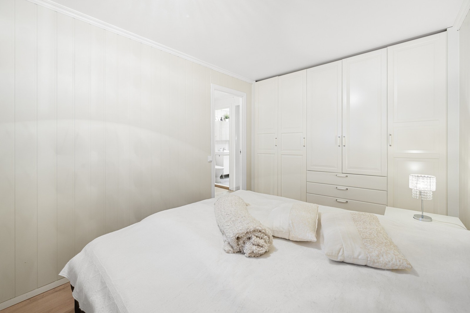 Stort garderobeskap for oppbevaring av klær og diverse. Galleribilde