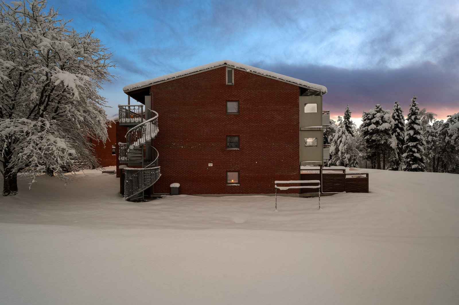 Fra boligen er det gangavstand til Kattem barneskole. Ca. 1km unna har du Åsheim barne- og ungdomsskole. Her ligger også Åsheim sitt idrettsanlegg med håndballhall og fotballbaner. Galleribilde