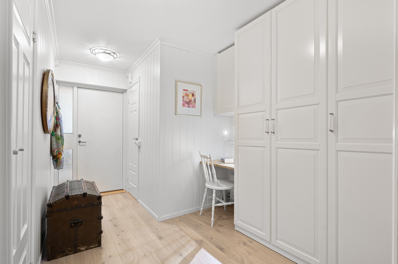 Gang/inngangsparti med gode oppbevaringsmuligheter. Galleribilde