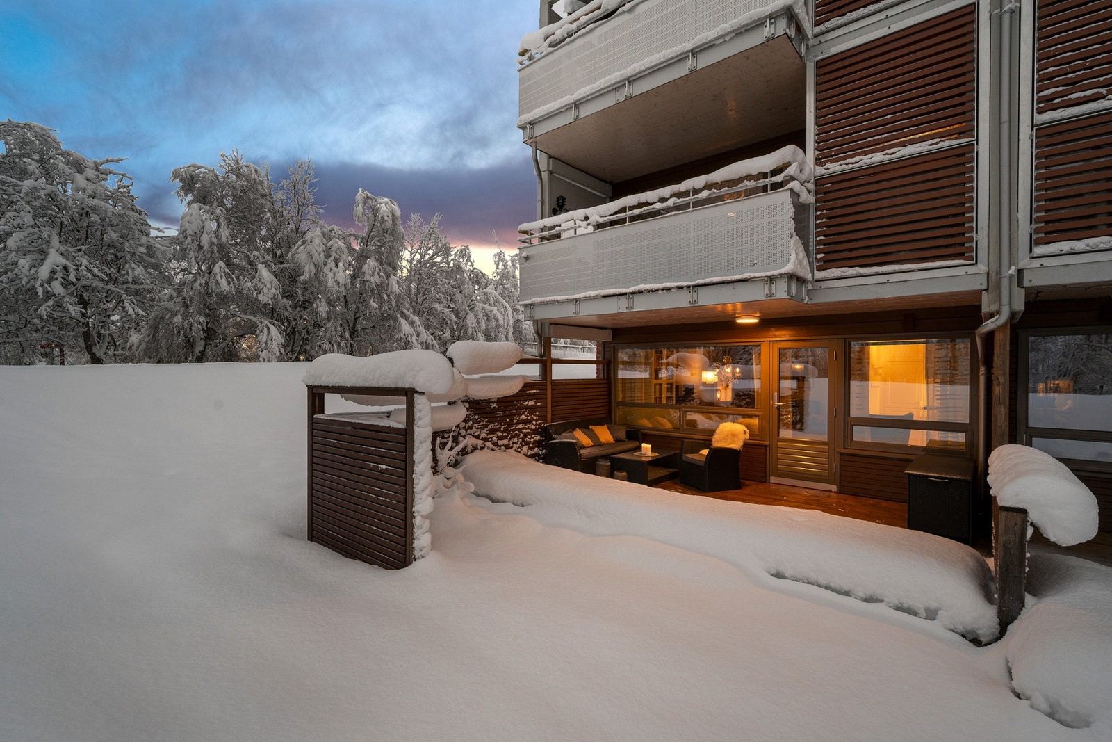 Uteplassen på baksiden ligger fint og skjermet til med ingen innsyn fra andre beboere. Galleribilde