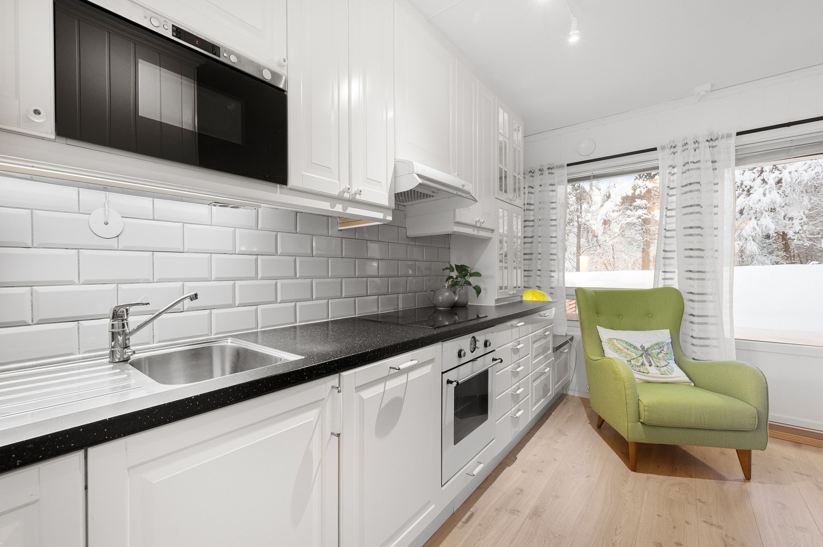 Lyst og fint kjøkken med mye skap- og benkeplass. Integrerte hvitevarer som platetopp, stekeovn, kjøle/fryseskap, mikrobølgeovn og oppvaskmaskin. Galleribilde