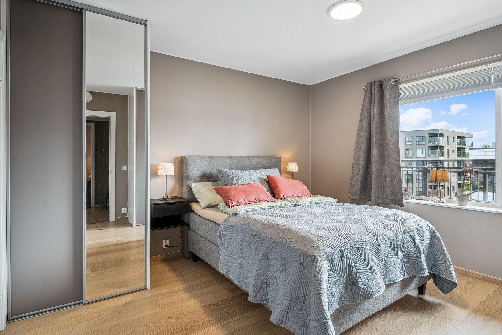 Alle soverom har gode vindusflater som slipper inn rikelig med dagslys. Galleribilde