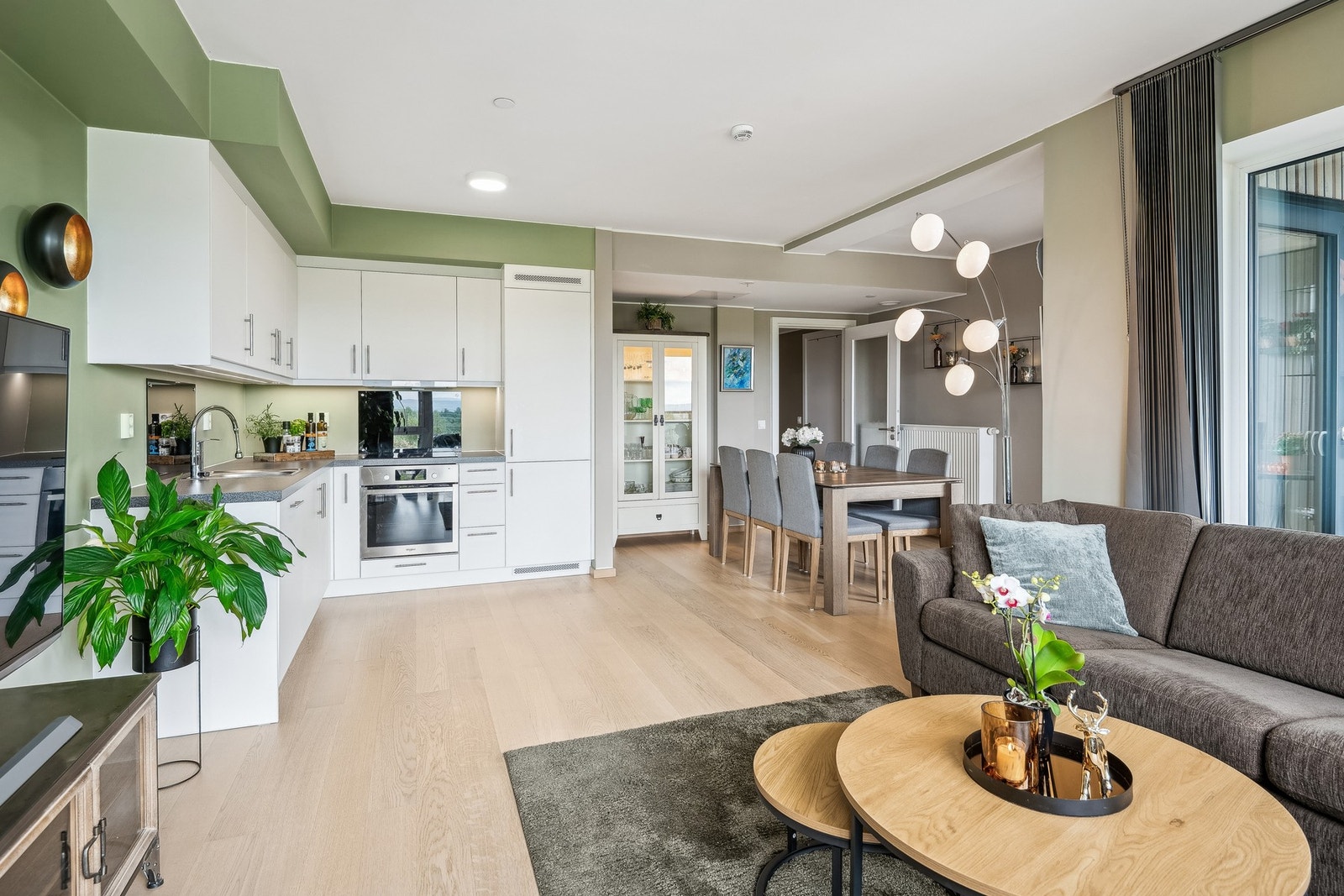 Det er god plass i skuffer og skap samt gode arbeidsflater, dette kjøkkenet fungerer like godt til hverdags som til selskap. Galleribilde