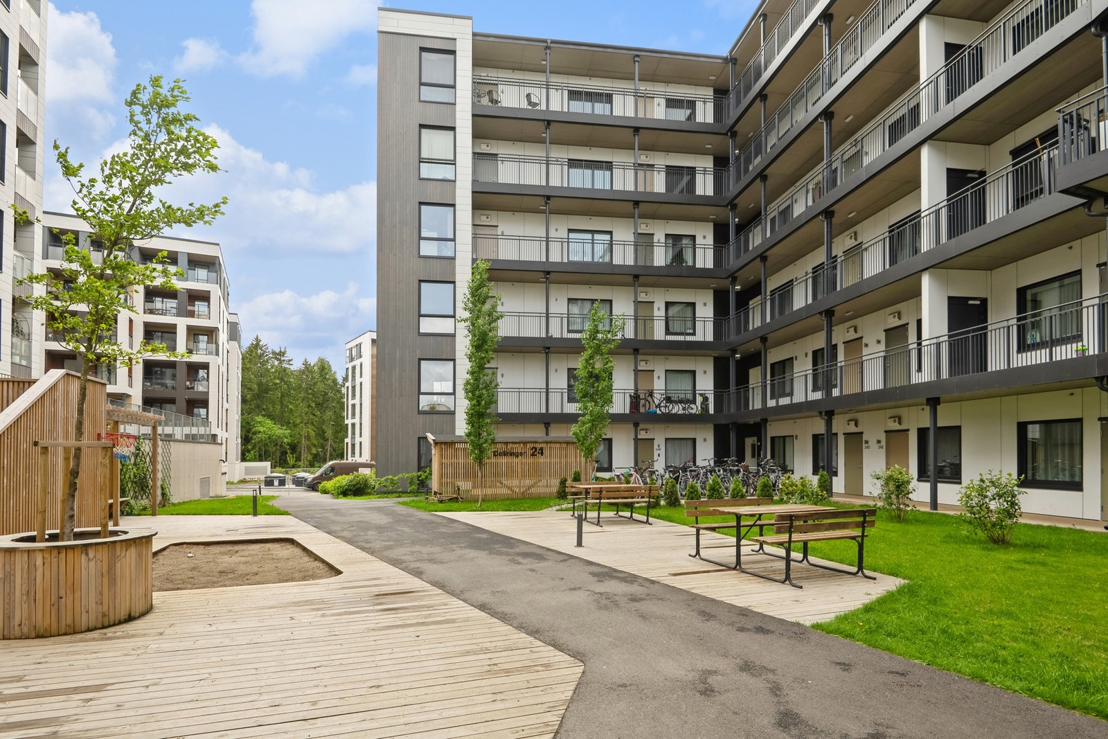 Boligen ligger sentralt og barnevennlig til på Jessheim i Ullensaker kommune, like utenfor sentrumskjernen. Galleribilde