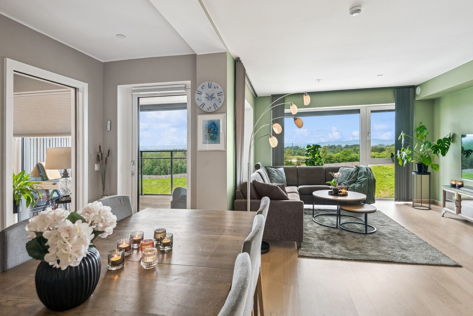 Luftig og behagelig stue med store vindusflater som slipper inn rikelig med dagslys som skaper en luftig atmosfære. Galleribilde