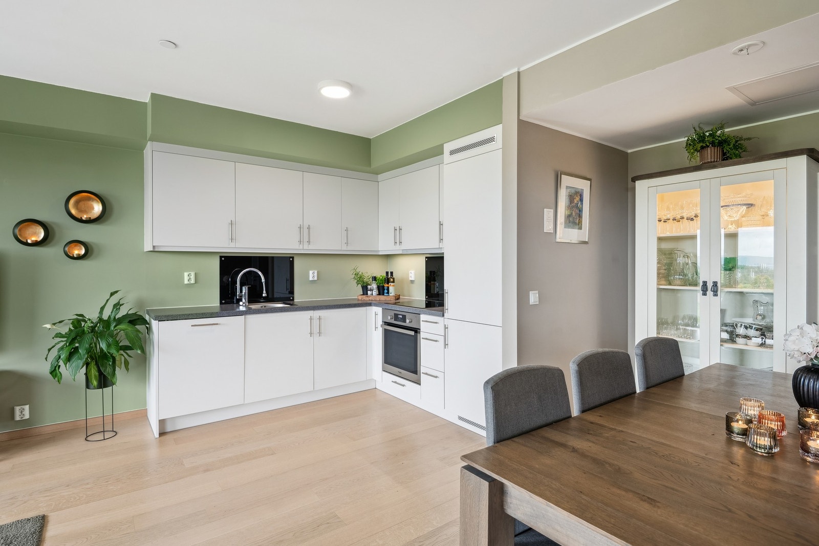 Kjøkkeninnredningen har glatte fronter og laminert benkeplate, her er alle hvitevarer integrert. Galleribilde