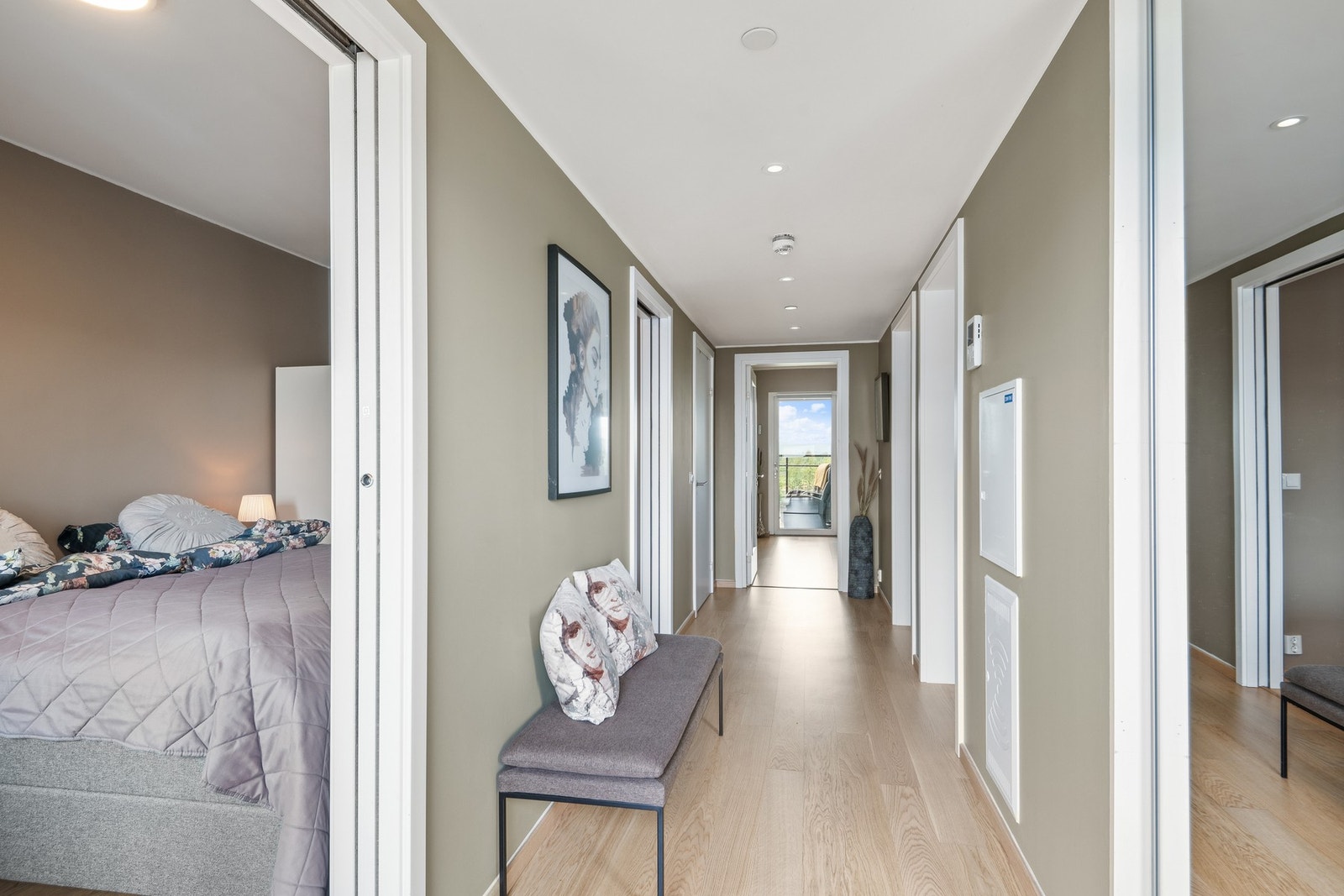 Leiligheten ønsker deg velkommen inn i en praktisk entré som byr på lyse fargevalg og praktisk skyvedørsgarderobe med god plass til oppbevaring av ytterklær. Galleribilde