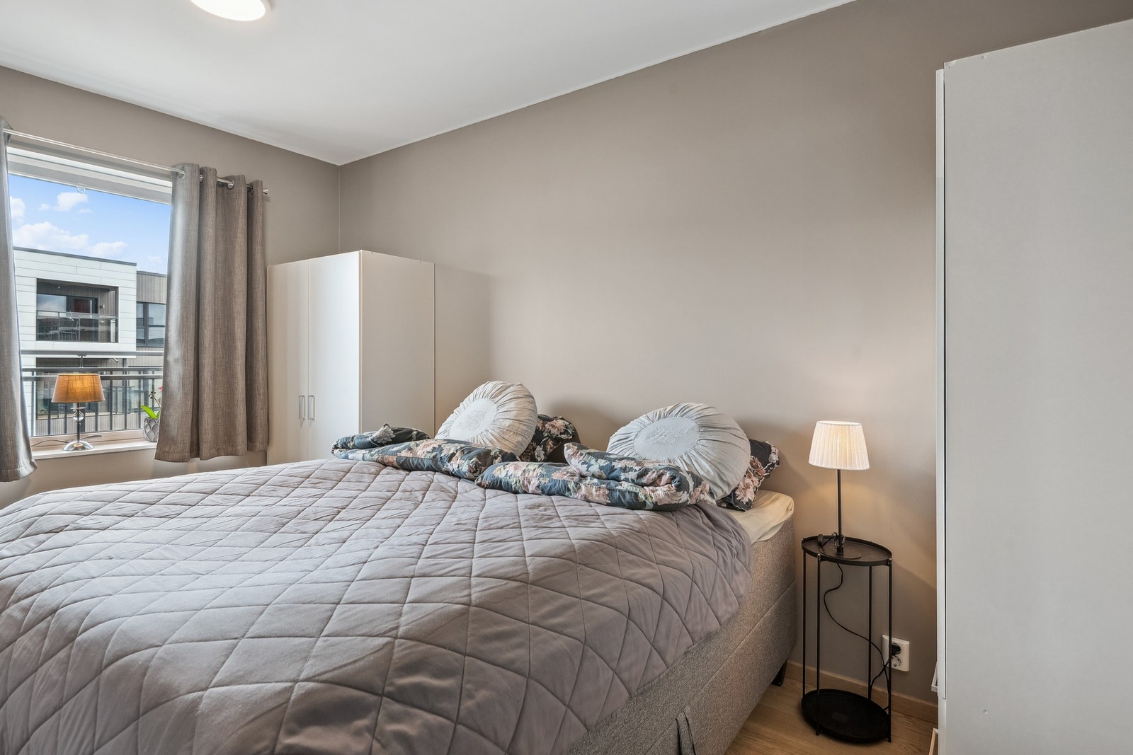 Leiligheten har hele tre soverom, alle soverommene er av romslig størrelse og har god plass til stor dobbeltseng og garderobeløsning Galleribilde