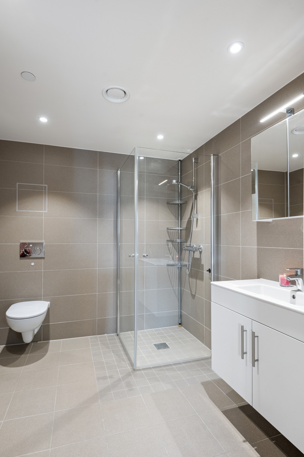 Hovedsoverommet har tilknyttet et eget baderom for ekstra komfort i hverdagen. Galleribilde