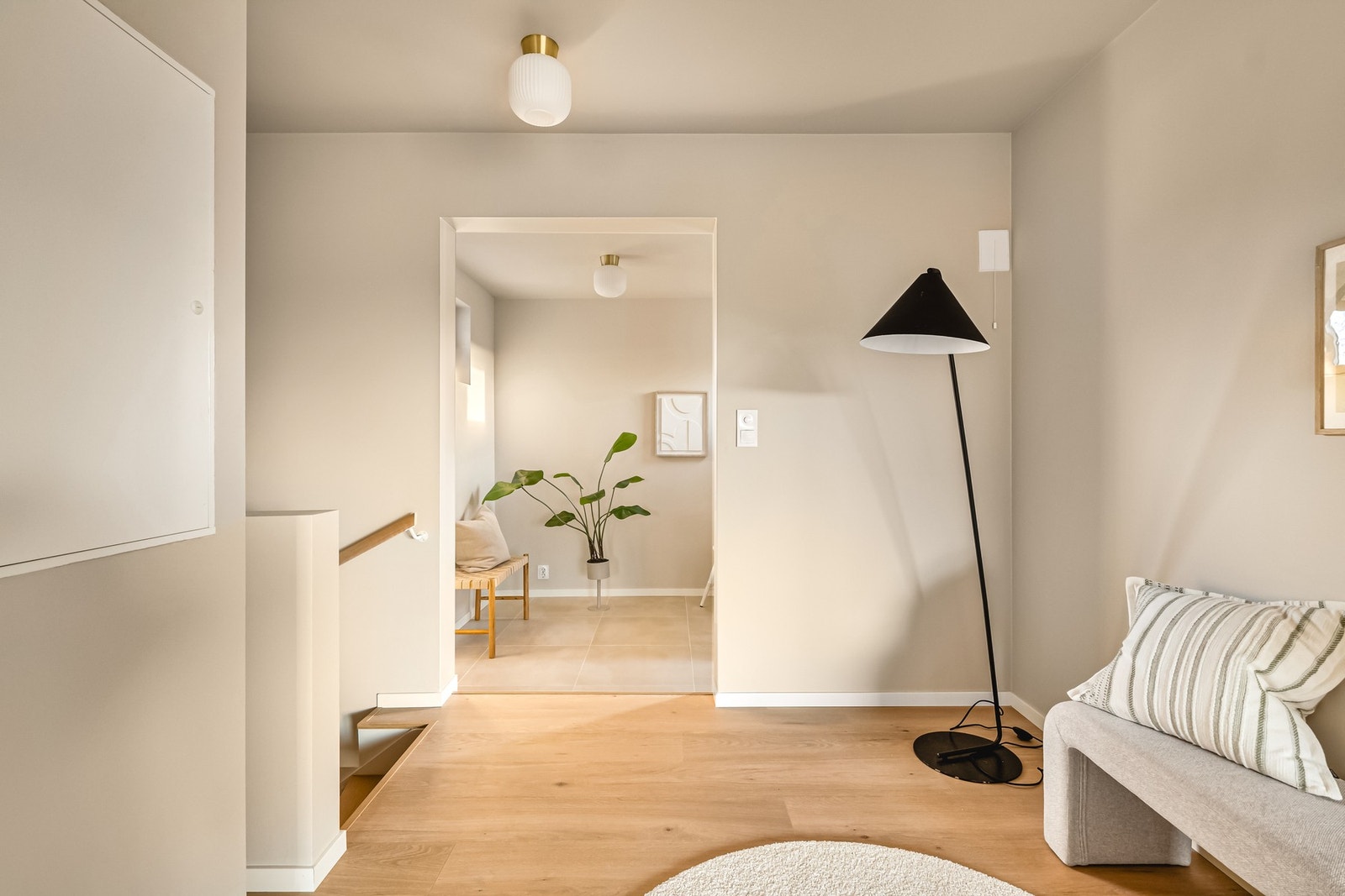 Fra gangen er det en trapp ned til en gang med utgangsdør og et vaskerom/wc. Galleribilde