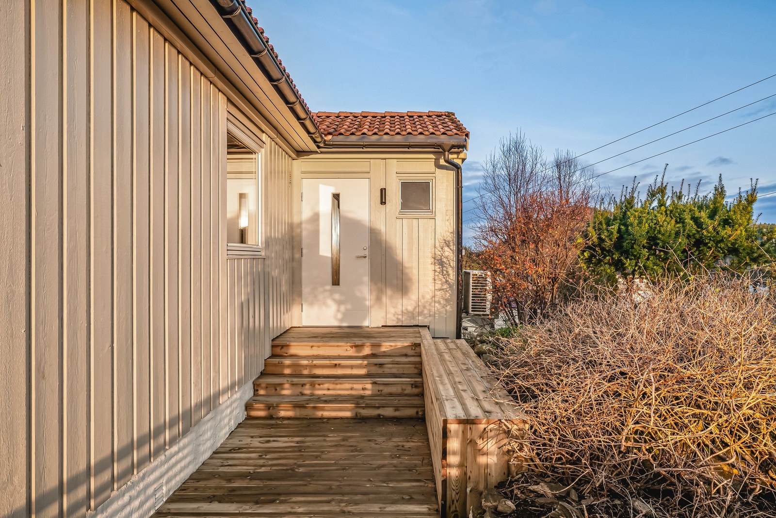 Inngang til hoveddel. Utleiedel har inngang på fremsiden av huset. Galleribilde