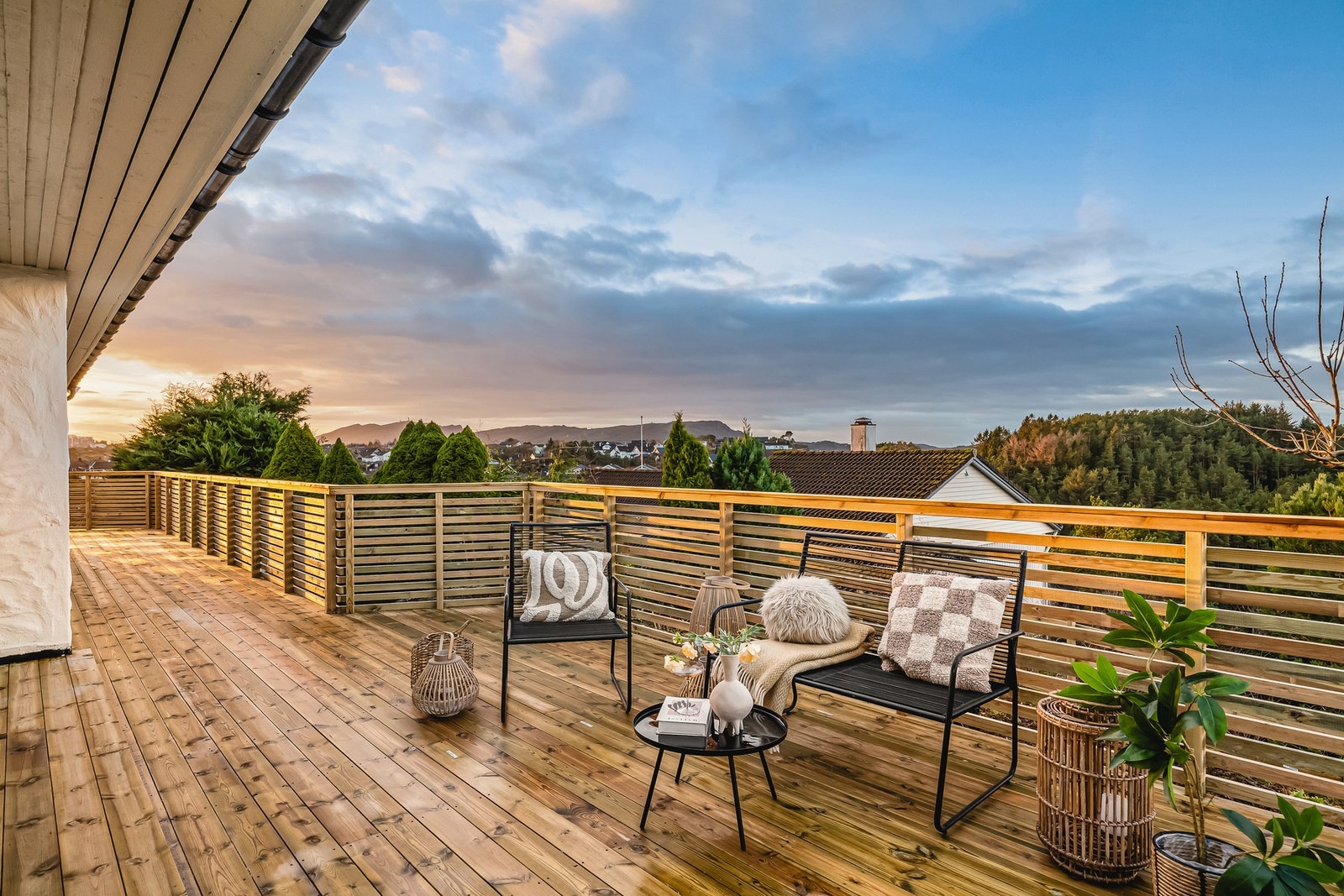 Fra hovedsoverommet er det utgang til terrasse som går rundt hele boligen. Galleribilde