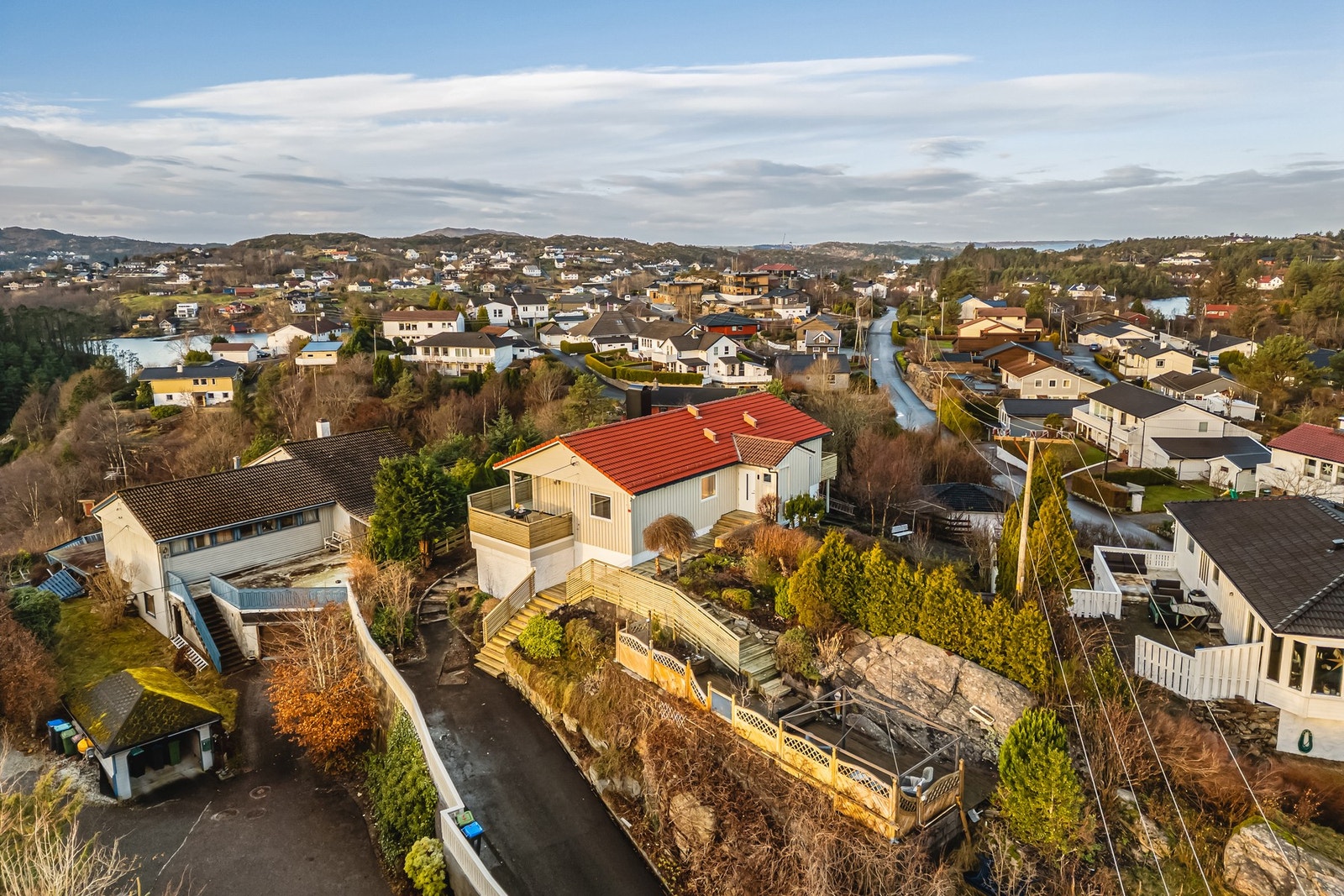 Fra eiendommen bruker man et par minutter med bil til Sartor storsenter hvor man finner alle daglige servicetilbud. Galleribilde