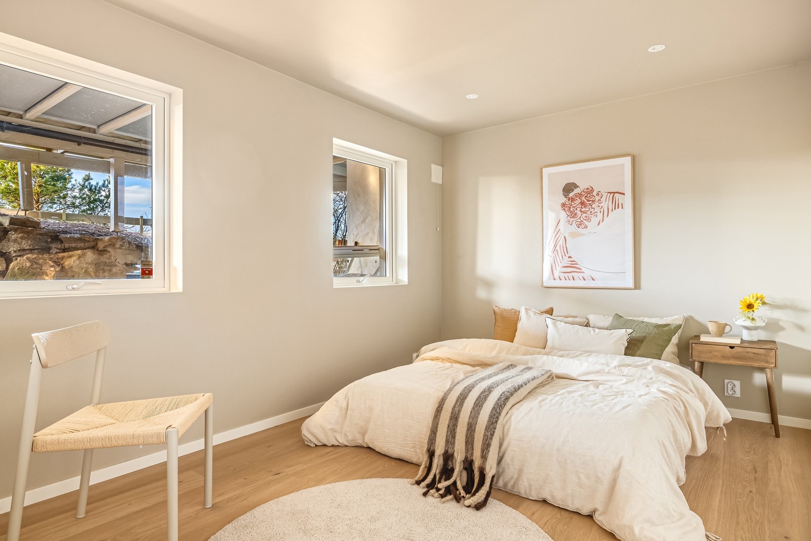 Utleiedelen har et soverom på 10,8 kvm med god plass til dobbeltseng, nattbord og garderobeløsning. Galleribilde