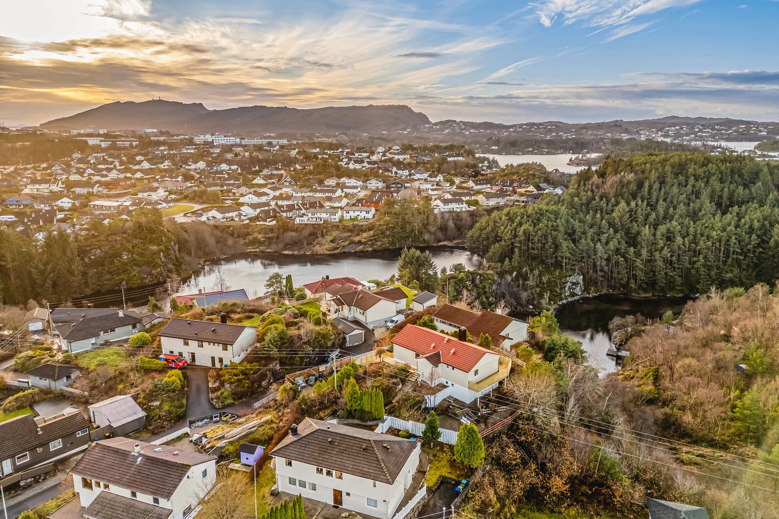 Busstopp kun 2 minutter gange unna, med blant annet direkte bussavganger til Bergen. Galleribilde