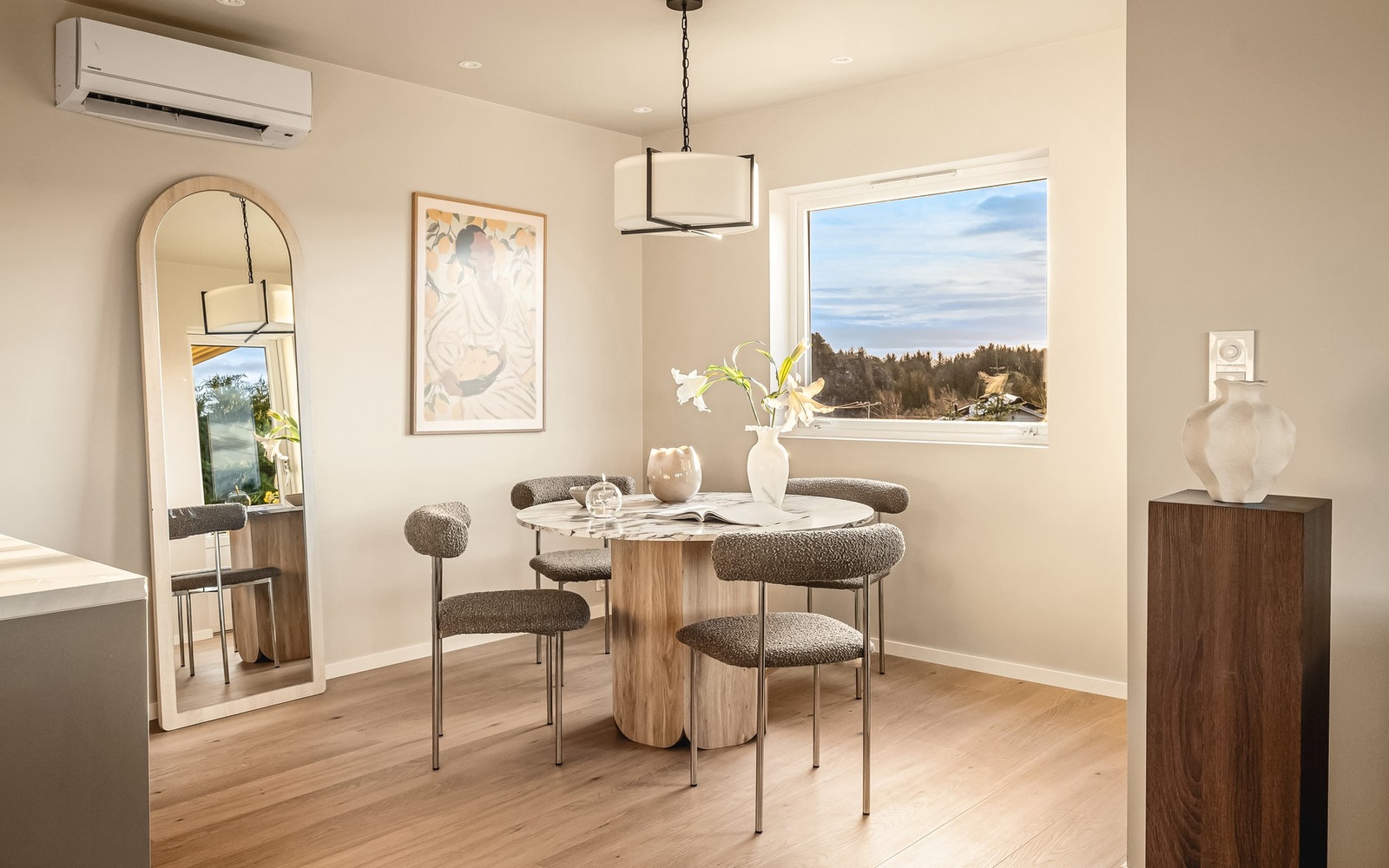 I en egen sone ved kjøkkenet passer det ypperlig med en hyggelig spisegruppe. Galleribilde