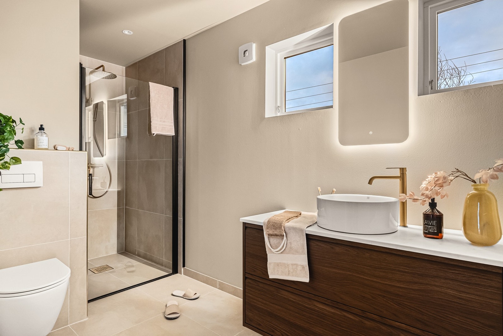 Badet er helfliset og måler 6,1 kvm Galleribilde