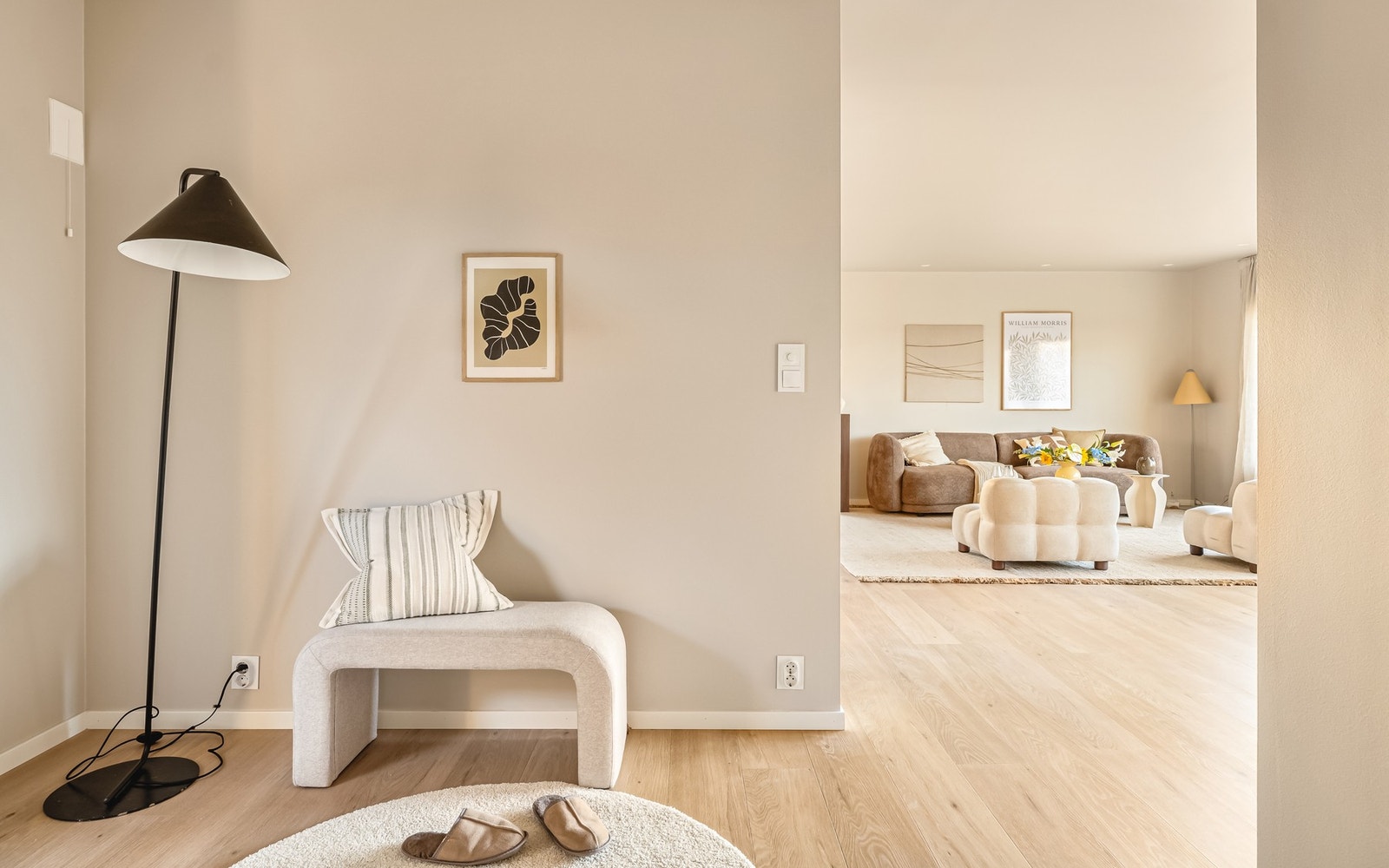 God plass til å henge fra seg yttertøy og sko. Galleribilde