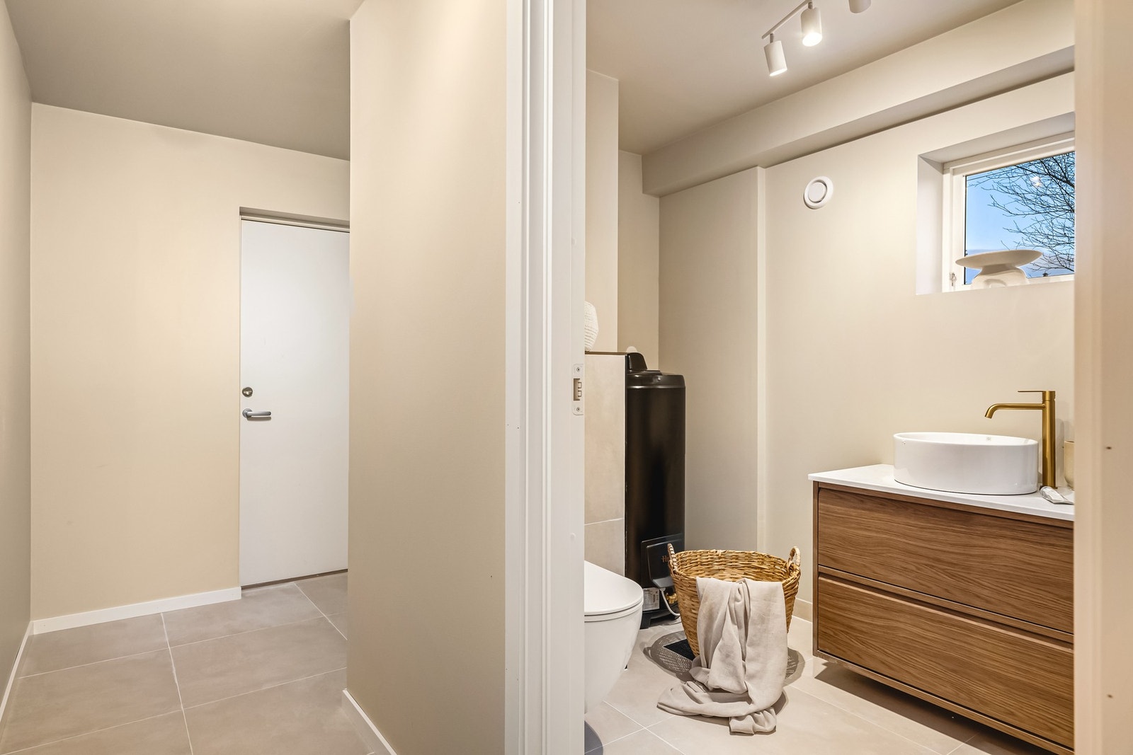 Vaskerommet ble pusset opp av fagfolk i 2025, og er helfliset. Galleribilde