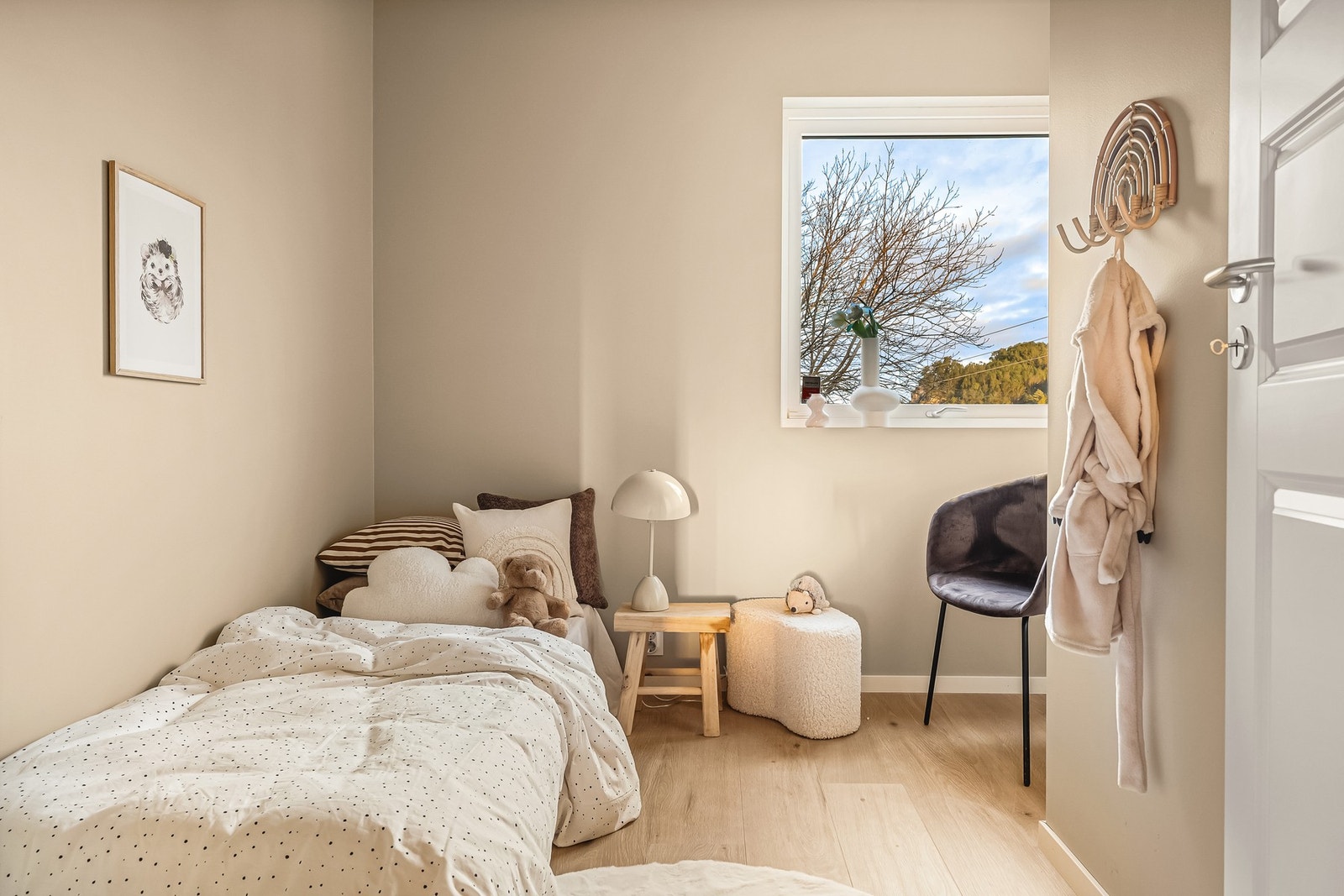 De to andre soverommene kan innredes med enkeltseng /120 seng og garderobeløsning. Galleribilde