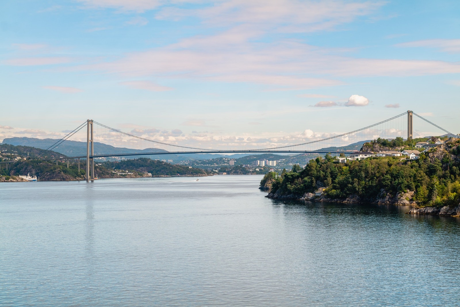 Nærområdet byr på fine og varierte turmuligheter med turvei til Hjelteryggen, samt kort vei til sjø og badeviker. Galleribilde